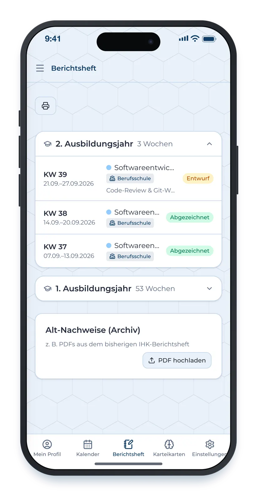 Das Berichtsheft auf dem Handy. Das laufende Ausbildungsjahr aufgeklappt, jede Woche mit ihrem Stand, darunter das erste Jahr und die Ablage für die bisherigen IHK-Nachweise.