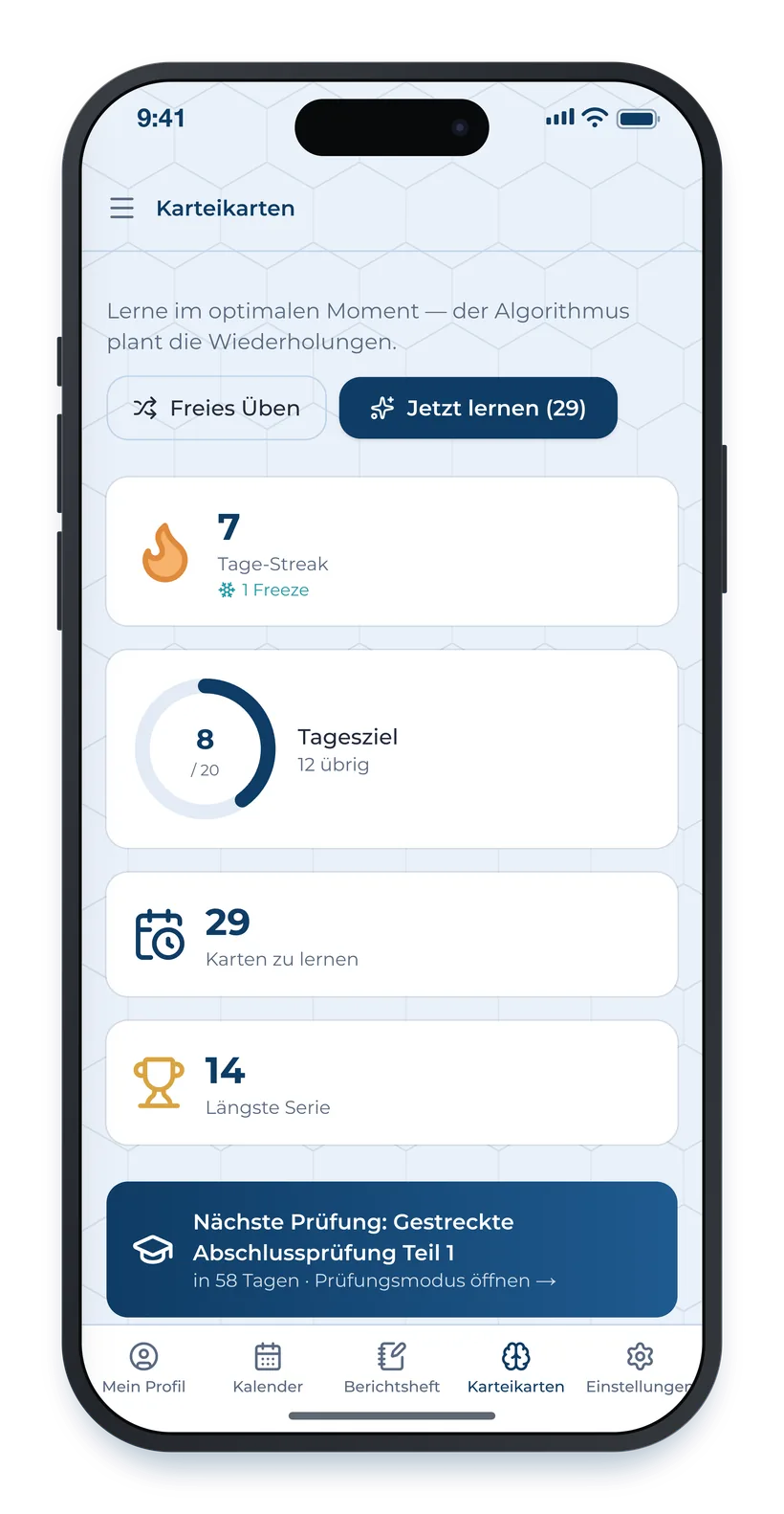 Die Karteikarten auf dem Handy mit Tage-Streak, Tagesziel, offenen Karten und dem Countdown zur nächsten Prüfung. Im Rundgang wird das Deck „SQL & Datenbanken“ geöffnet, eine Lückentext-Karte aufgedeckt und mit „Gut“ bewertet.