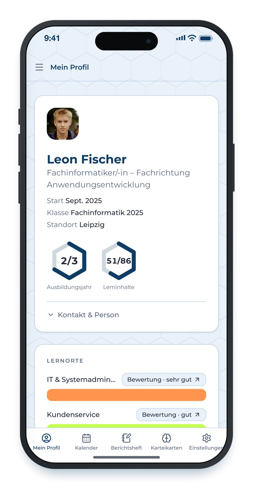 Mein Profil auf dem Handy mit Name, Beruf, Standort und zwei Ringen für Ausbildungsjahr und Stand der Lerninhalte, darunter die eigenen Lernorte mit ihrer Bewertung.